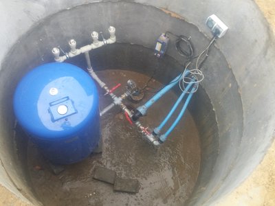 hydrofor  zbiornik przeponowy 150 <br />budżetowa pompa omnigen-a skm 100<br />woda do domu fi 40<br />dwa krany zewnętrzne fi 25<br />gotowe do podłączenia 4 sekcje do nawadniania ogrodu<br />pompa jest na 7m od głowicy zamykającej studnię słup wody 5m<br />ciśnienie w przeponie 1.4<br />włącznik ciśnieniowy w przedziale 1.7-4<br />przy tym ciśnieniu do włączenia pompy mamy ok 70l wody<br />pompa niby daje max 45l/min w rzeczywistości wychodzi ok 35l. Następna pompa będzie  na pewno mocniejsza