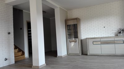 salon przestronny ale brakuje jeszcze tv i oczywiscie stolarz ze stołem sie nie spieszy wiec póki co wstawiliśmy stary