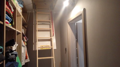 schody na strych znajdują się w garderobie