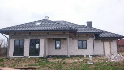 Dom wygląda pięknie.  Jest bardzo duży. Tył domu