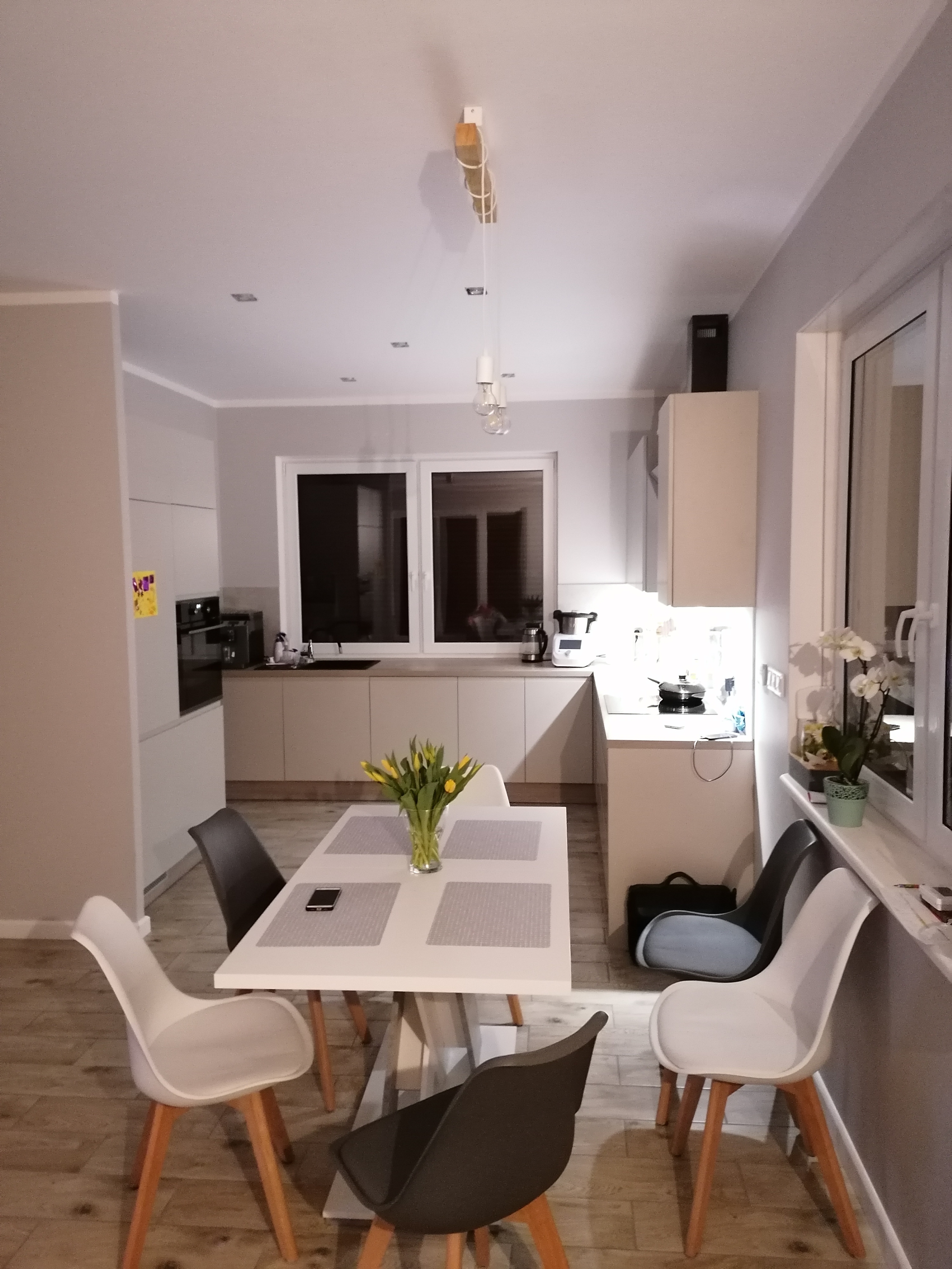 Powiększone okno kuchenne, brak ścianki, zmniejszona spiżarnia od strony korytarza na rzecz szafy.